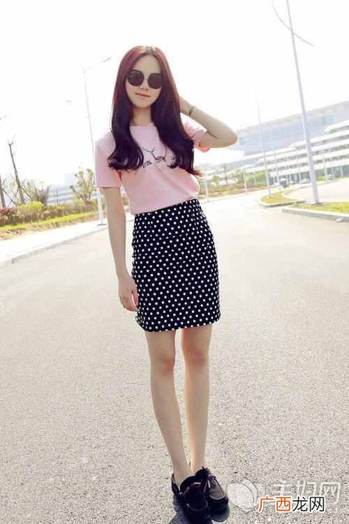 粉色衣服配什么裙子（夏季粉色上衣搭什么下装
