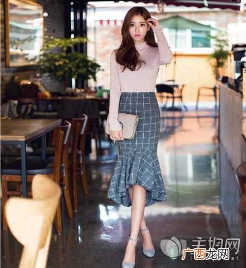 粉色衣服配什么裙子（夏季粉色上衣搭什么下装