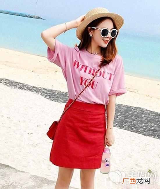 粉色衣服配什么裙子（夏季粉色上衣搭什么下装