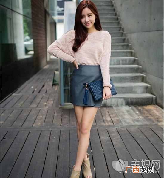 粉色衣服配什么裙子（夏季粉色上衣搭什么下装