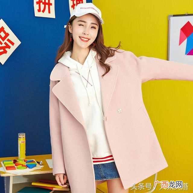 粉色外套里面搭配什么颜色好看（粉色外套配色