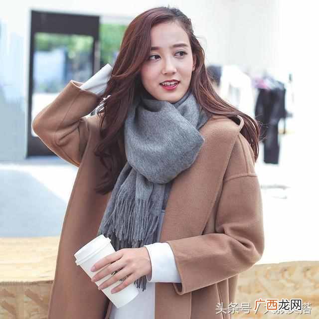 粉色外套里面搭配什么颜色好看（粉色外套配色