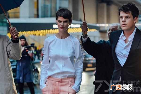 粉色头发配什么衣服好看（粉色头发配什么颜色