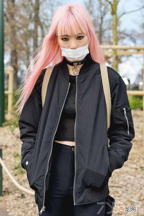 粉色头发配什么衣服好看（粉色头发配什么颜色