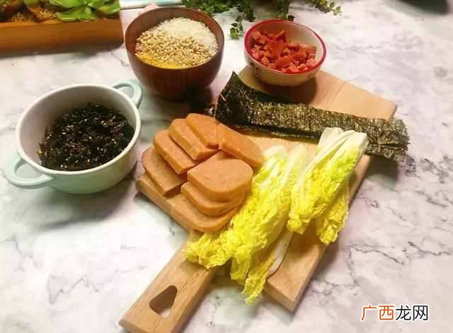 吃饭团搭配什么汤好吃 饭团配什么菜好吃吗