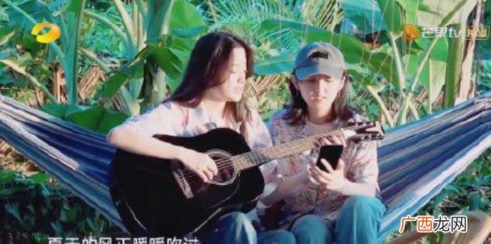 子枫和欧阳娜娜,张子枫手机壳放着和欧阳娜娜的合照