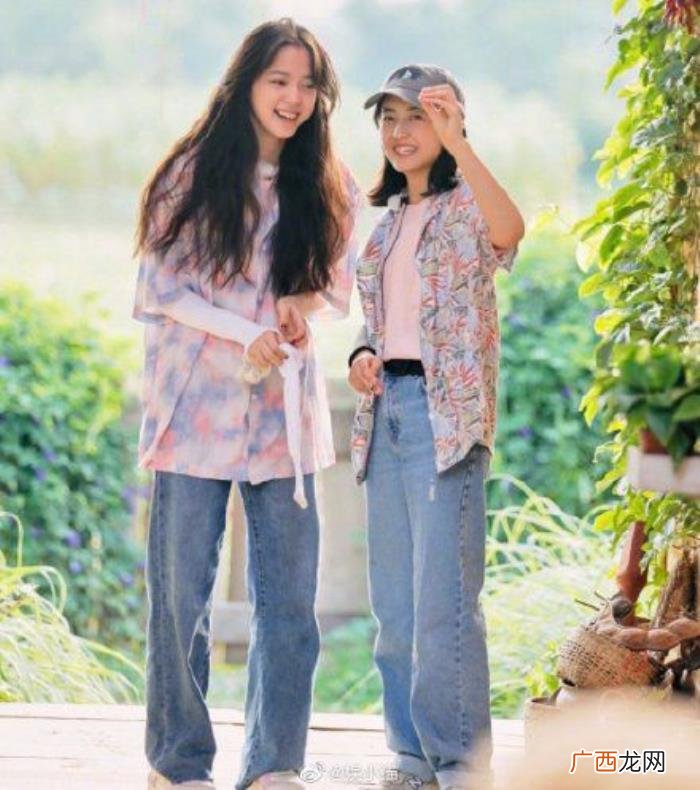 子枫和欧阳娜娜,张子枫手机壳放着和欧阳娜娜的合照
