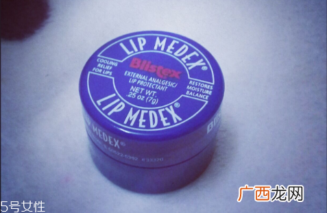 blistex唇膏有哪几款？使用唇膏应该适量