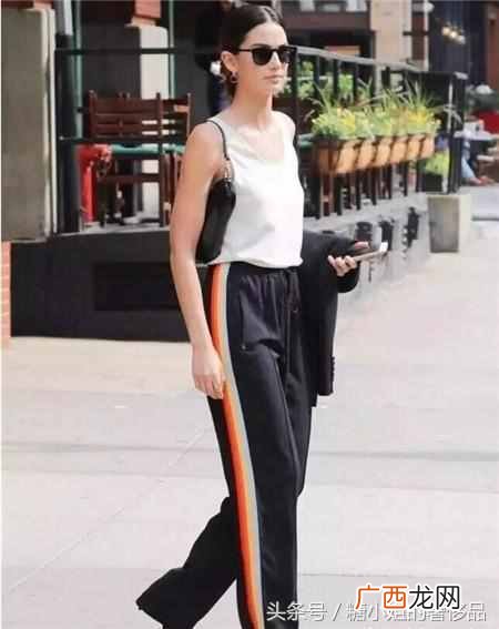 小背心要配什么裤子（夏季女生小背心搭配什么