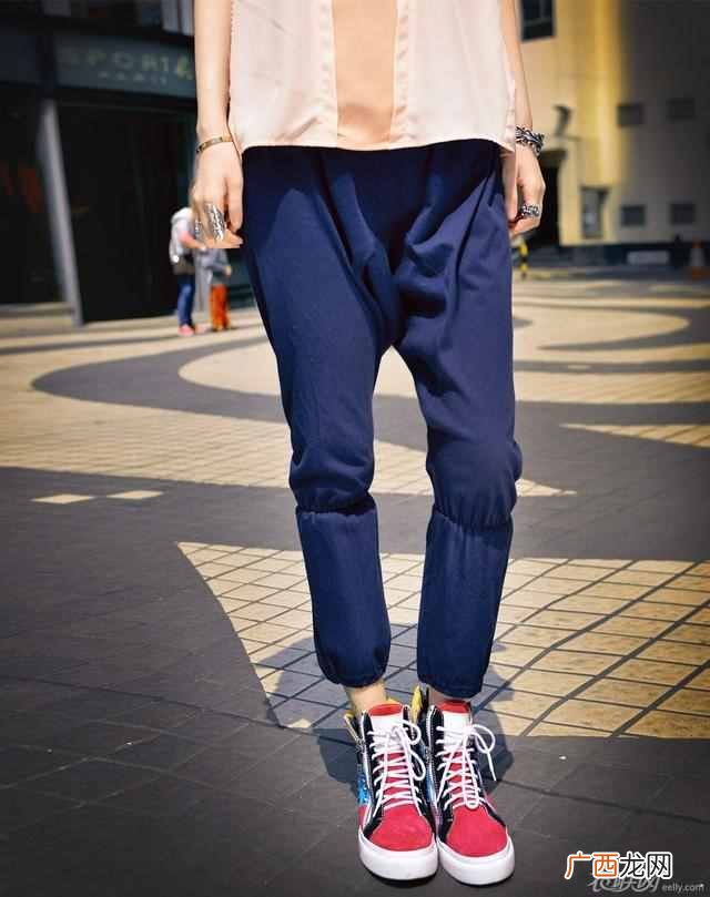男生蓝色裤子配什么上衣（男士服装颜色搭配指