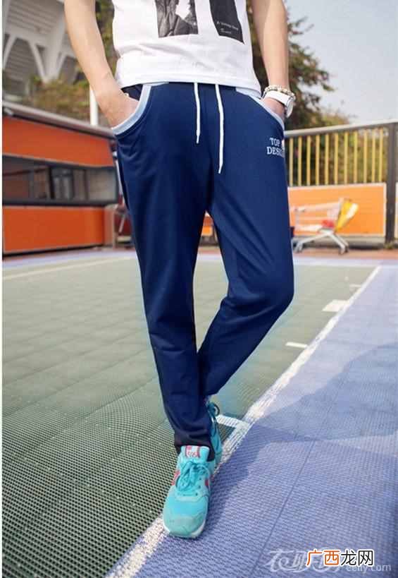 男生蓝色裤子配什么上衣（男士服装颜色搭配指