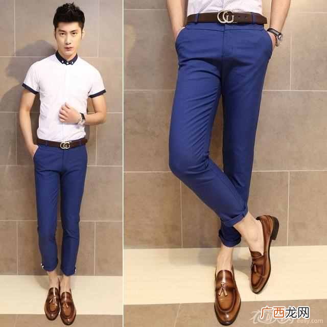 男生蓝色裤子配什么上衣（男士服装颜色搭配指