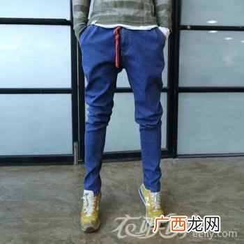 男生蓝色裤子配什么上衣（男士服装颜色搭配指