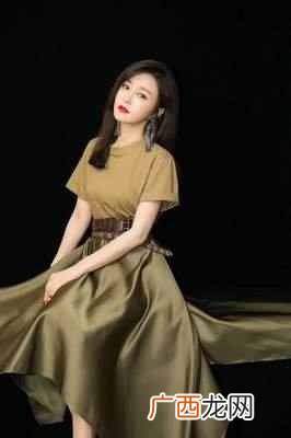 墨绿色裙子配什么衣服好看（女生墨绿色裙子搭
