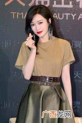墨绿色裙子配什么衣服好看（女生墨绿色裙子搭