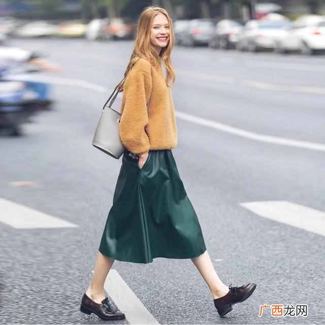 墨绿色裙子配什么衣服好看（女生墨绿色裙子搭
