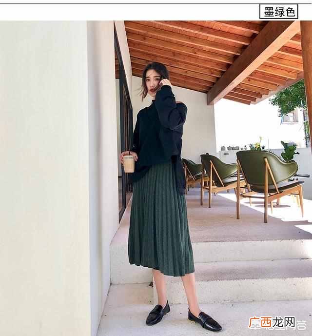 墨绿色裙子配什么衣服好看（女生墨绿色裙子搭