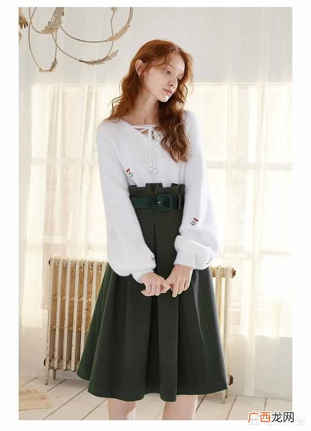 墨绿色裙子配什么衣服好看（女生墨绿色裙子搭