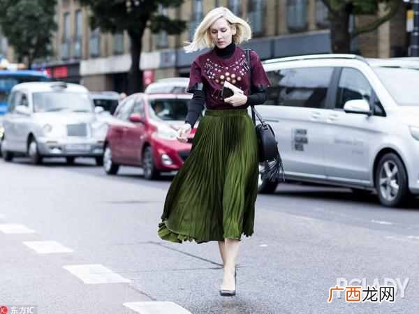 墨绿色配什么颜色衣服吗（墨绿色搭配哪些颜色