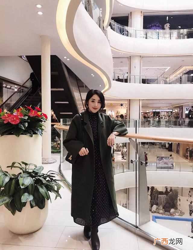墨绿色服装搭配指南 墨绿色配什么颜色衣服