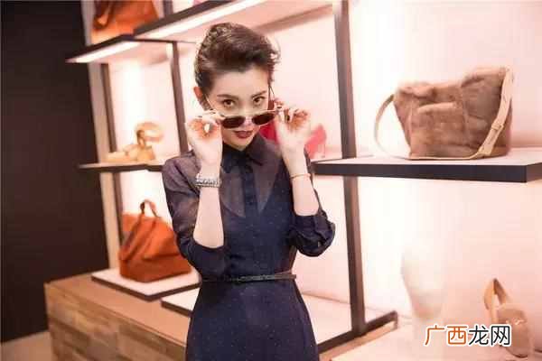 蓝宝石配什么颜色衣服（珠宝和衣服应该怎么搭