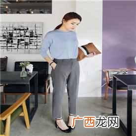 裤子和上衣搭配什么颜色（女生蓝色上衣配什么