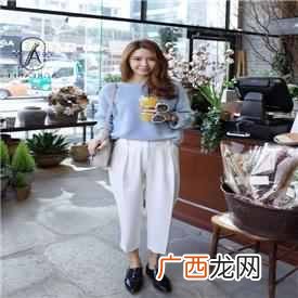 裤子和上衣搭配什么颜色（女生蓝色上衣配什么