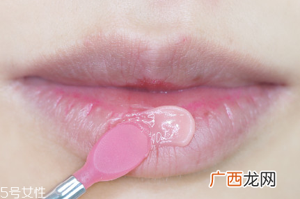 兰芝限量唇膜哪个好闻？敷唇膜前热敷效果更好