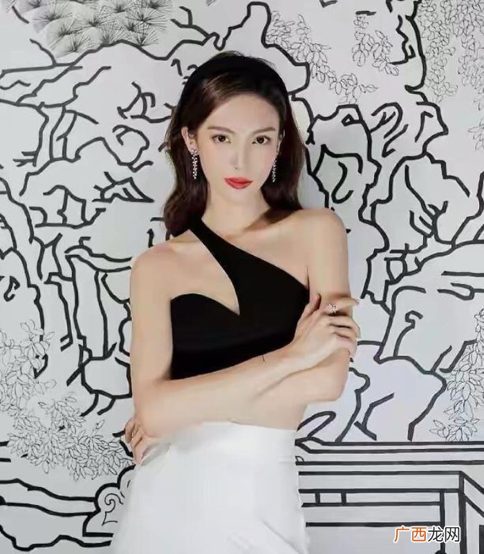 金晨身材比例好吗,金晨又成功穿出三七分比例身材