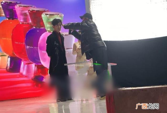 易烊千玺家里图片，易烊千玺结束拍摄返回家中