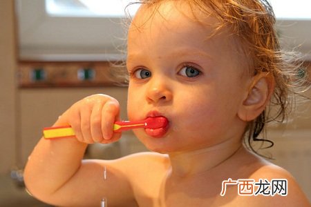 小孩怎样预防蛀牙?涂氟刷牙最有效