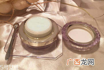 CPB晶致眼霜油不油？水油科学配比