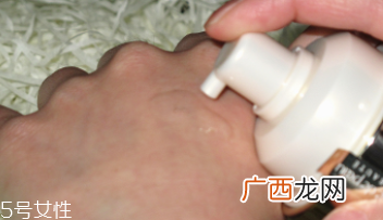 CPB精华肌底液适合敏感皮吗?成分温和