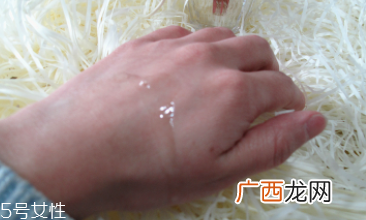 CPB精华肌底液适合敏感皮吗?成分温和