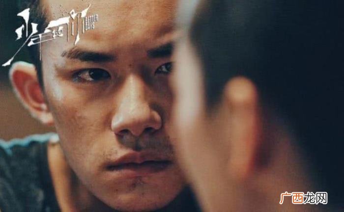 易烊千玺是怎样红起来的，到天才演员易烊千玺的成名之路有多辛酸