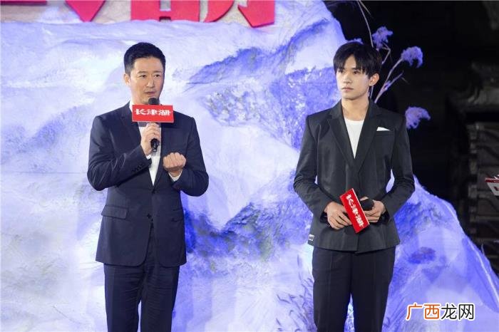 易烊千玺是怎样红起来的，到天才演员易烊千玺的成名之路有多辛酸