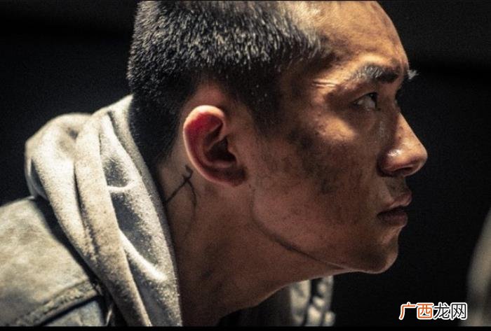 易烊千玺是怎样红起来的，到天才演员易烊千玺的成名之路有多辛酸
