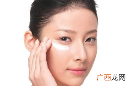 香奈儿山茶花眼霜好用吗？香奈儿眼霜使用方法