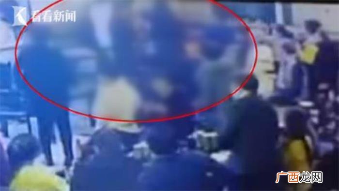 我提分手男朋友动手打人，女子讨要分手费遭前男友当街殴打