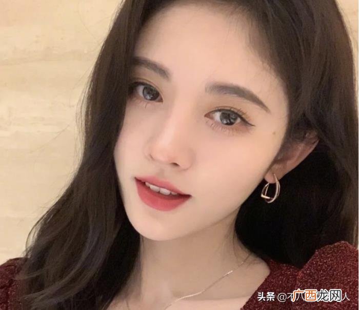 鞠婧祎为什么老是用手挡着脸，鞠婧祎万年刘海挡右脸
