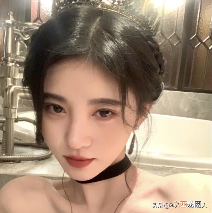鞠婧祎为什么老是用手挡着脸，鞠婧祎万年刘海挡右脸