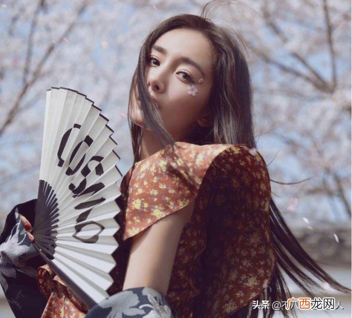 鞠婧祎为什么老是用手挡着脸，鞠婧祎万年刘海挡右脸