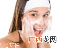 洗脸有白皮怎么回事？洗面奶太强劲
