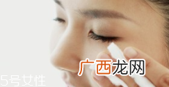 洗脸有白皮怎么回事？洗面奶太强劲