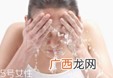洗脸有白皮怎么回事？洗面奶太强劲
