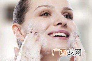 洗脸有白皮怎么回事？洗面奶太强劲