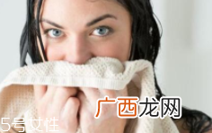 洗脸有白皮怎么回事？洗面奶太强劲