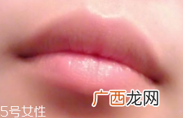 润唇膏能用手涂吗？效果不好还不卫生