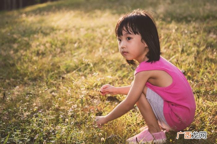 一个从小缺失母爱的女孩 缺少母爱的女孩很可怕