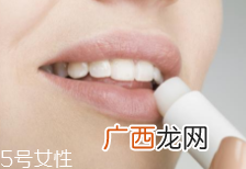润唇膏吃了会中毒吗？剂量小不会有事